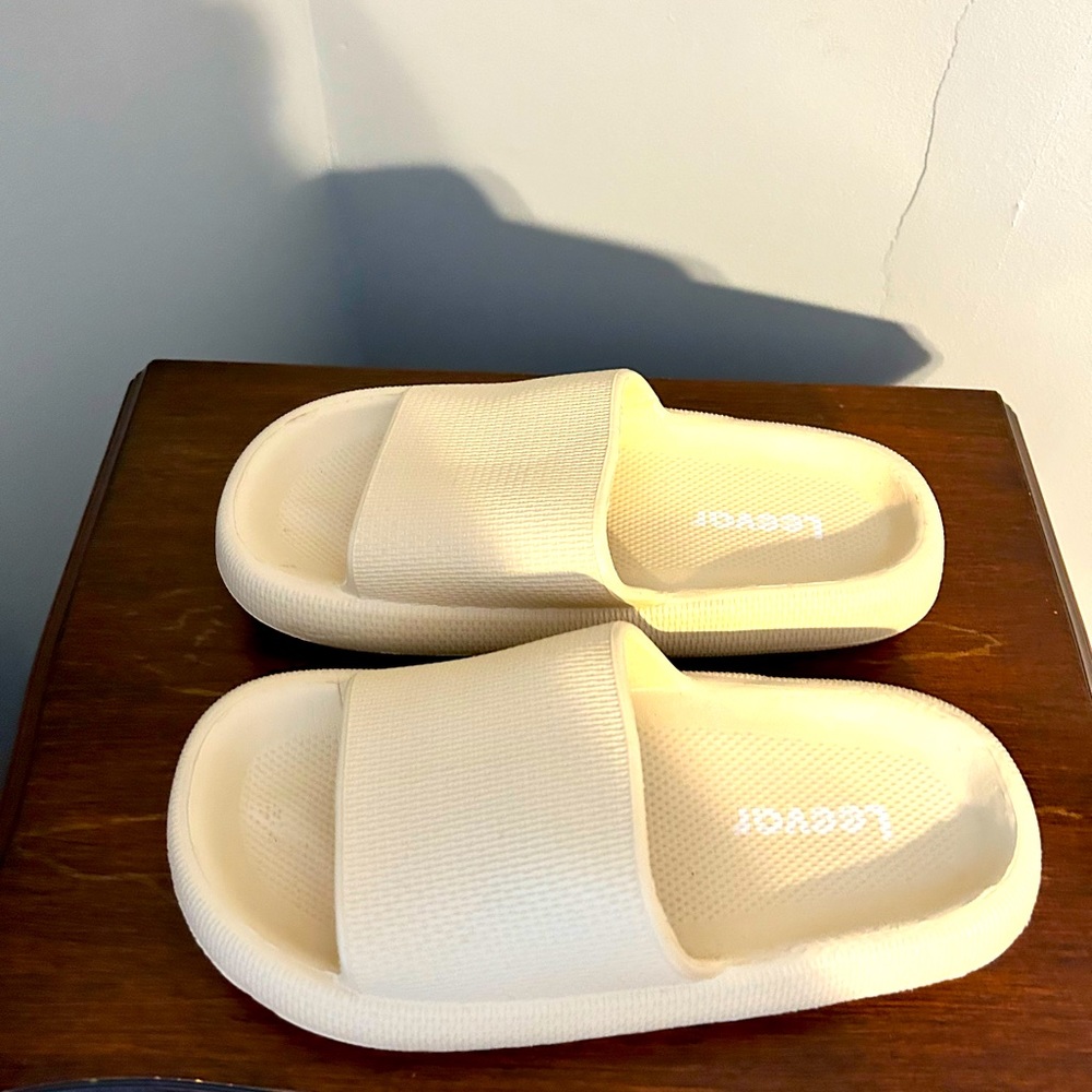 EUC Cream Rubber Pillow Slides 37-38